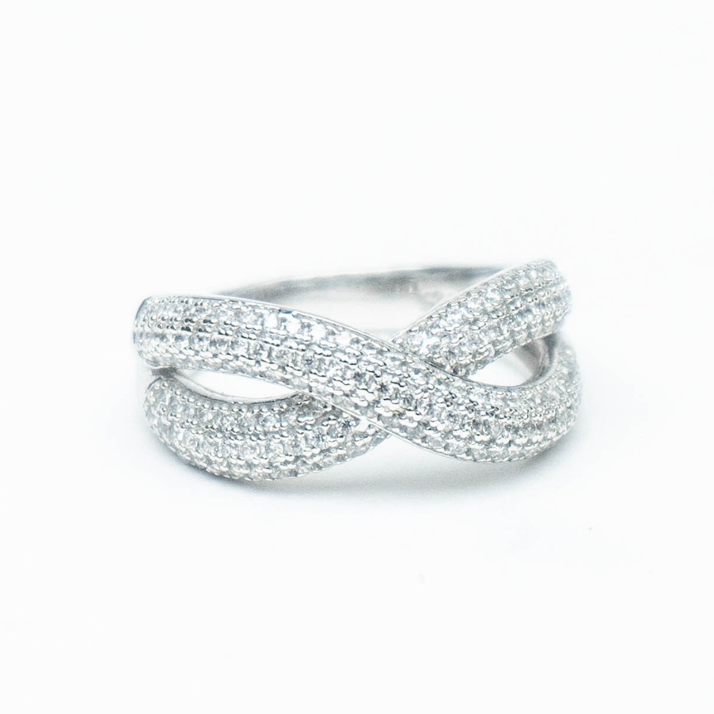 Crossing diamonds Ring